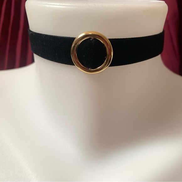 Black velveteen choker with plastic gold ring - Picture 1 of 2